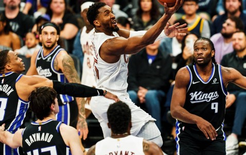 南宫体育-哈登回归赛场，出色防守首场状态亮眼，美国队观众沸腾！的简单介绍