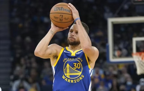 南宫体育-包含库里连续二十场比赛得分超过势不可挡，勇士挑战极限！的词条