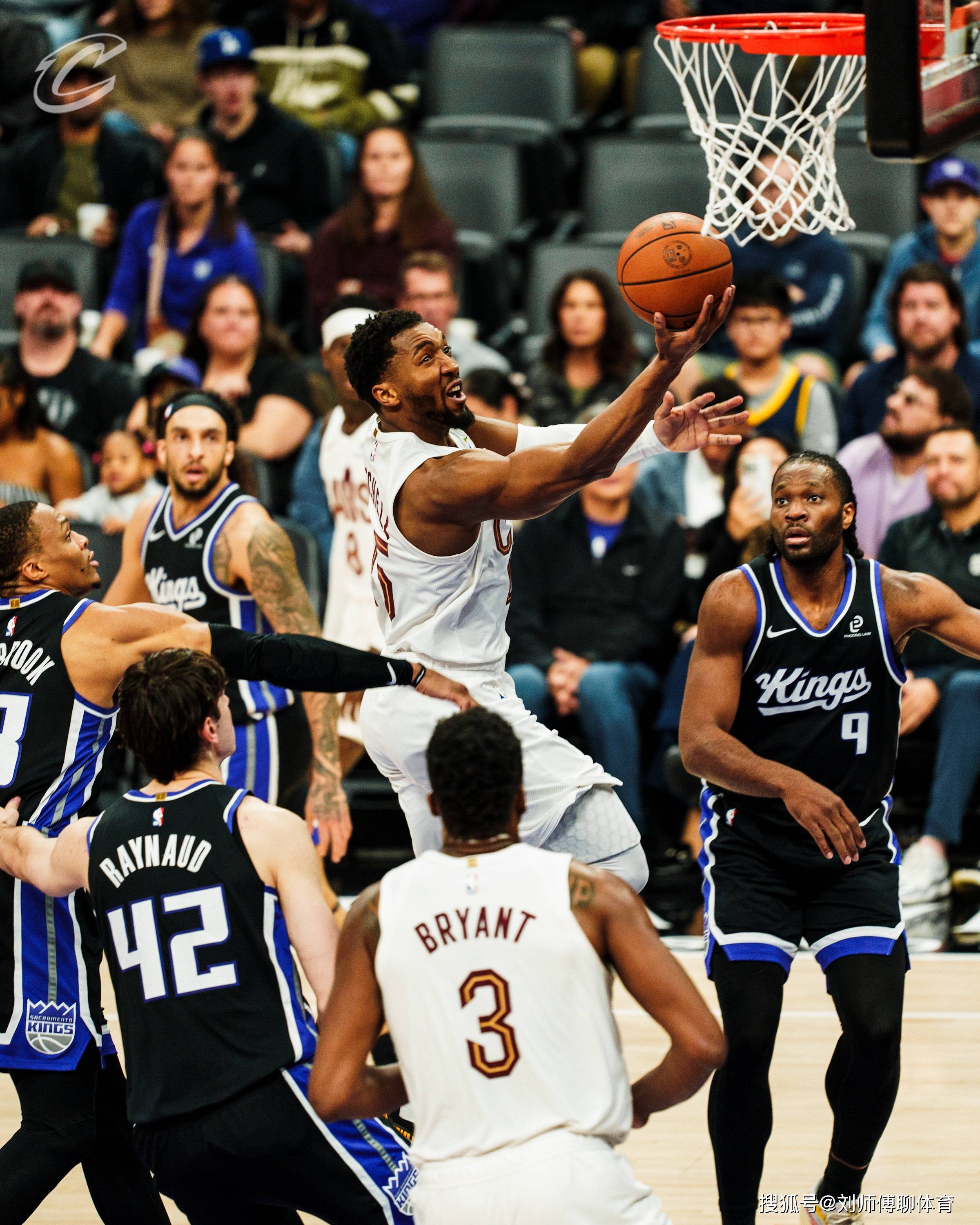 哈登回归赛场，出色防守首场状态亮眼，美国队观众沸腾！的简单介绍